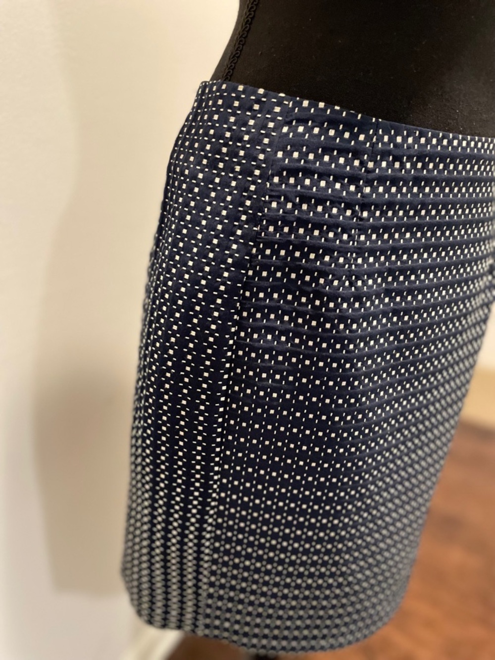 Tommy Hilfiger Mini Skirt Size 2 Navy White Preppy Minimalist Textured Workwear